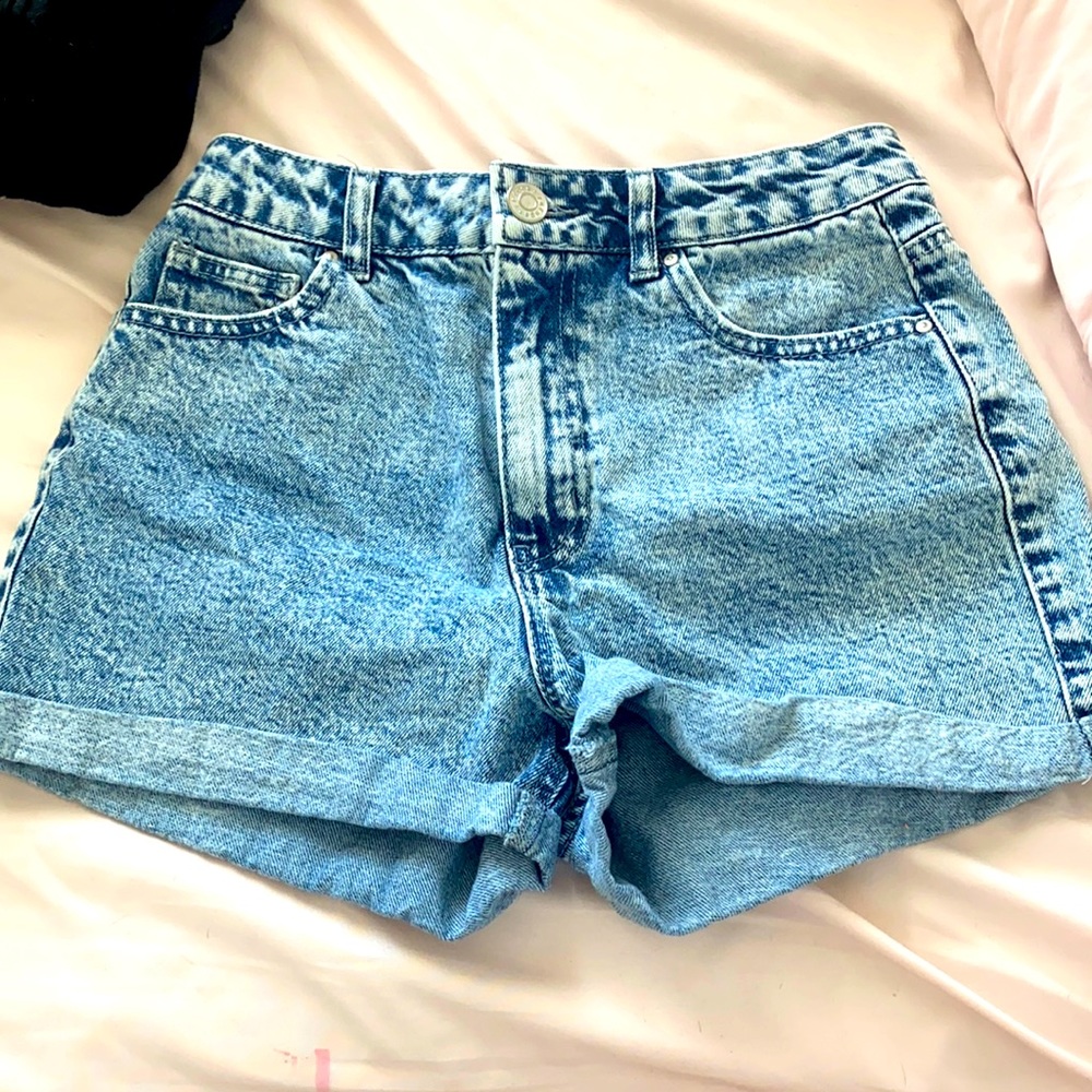 Super cute 80s denim acid wash jean shorts